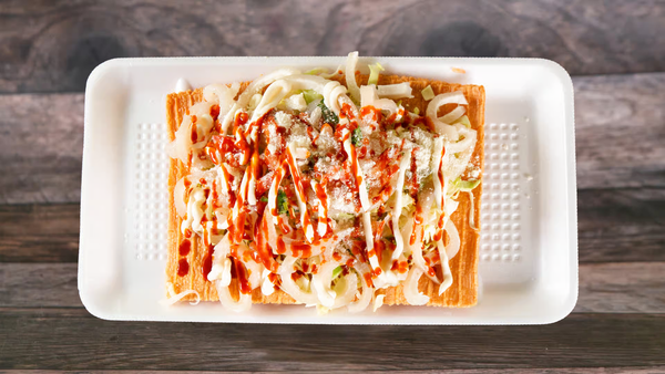 Pork skin served with fresh vegetables, sour cream, fresh cheese, and a spicy touch!